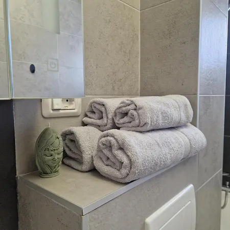 Ella's House Coresi Appartamento *